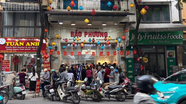 [Ảnh] Hàng dài người dân chờ mua bánh Trung thu truyền thống trên phố Thụy Khuê, Hà Nội