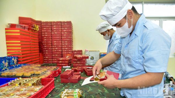 [Ảnh] Hương vị Trung thu từ bàn tay người lính