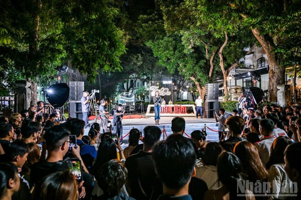[Ảnh] Khán giả hòa nhịp trong chương trình "Tán Đa" số thứ 2