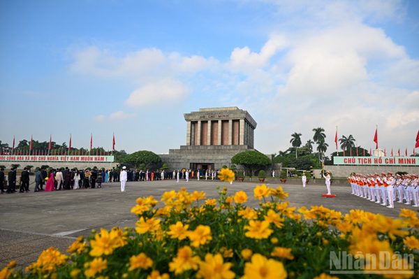 [Ảnh] Lãnh đạo Đảng, Nhà nước và các đại biểu Quốc hội vào Lăng viếng Chủ tịch Hồ Chí Minh