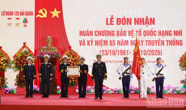 [Ảnh] Lễ truy tặng danh hiệu Anh hùng Lực lượng vũ trang nhân dân và đón nhận huân chương bảo vệ tổ quốc hạng Nhì Lữ Đoàn 125, Vùng hải quân 2