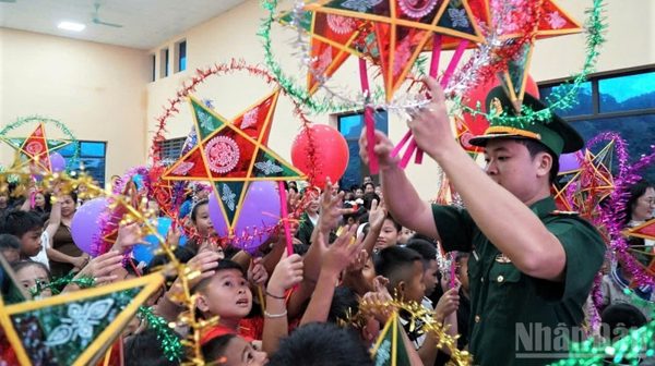 [Ảnh] Lung linh những chiếc đèn ông sao năm cánh nơi biên thùy