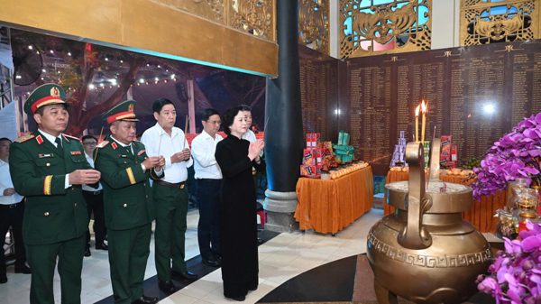 [Ảnh] Nghi thức cầu nguyện tại Công viên Lê Thị Riêng
