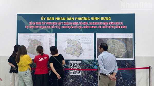 [Ảnh] Người dân phường Vĩnh Hưng tìm hiểu, đóng góp ý kiến về dự án tái thiết đô thị có tổng mức đầu tư gần 186.000 tỷ đồng