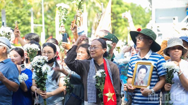 [Ảnh] Người dân Thành phố Hồ Chí Minh xúc động tiễn đưa các liệt sĩ về nơi an nghỉ