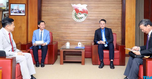 Anh Nguyễn Kim Quy tiếp xã giao đoàn bác sĩ tình nguyện của Campuchia