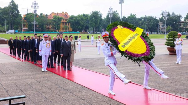 [Ảnh] Nhà vua và Hoàng hậu Vương quốc Thái Lan vào Lăng viếng Chủ tịch Hồ Chí Minh và đặt vòng hoa tưởng niệm các Anh hùng liệt sĩ