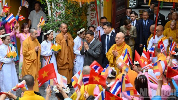 [Ảnh] Nhà vua Vương quốc Thái Lan Maha Vajiralongkorn Phra Vajiraklaochaoyuhua và Hoàng hậu dự Lễ cầu an tại chùa Quán Sứ