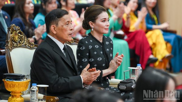 [Ảnh] Nhà vua Vương quốc Thái Lan Maha Vajiralongkorn Phra Vajiraklaochaoyuhua và Hoàng hậu gặp gỡ giảng viên, sinh viên Trường đại học Hà Nội