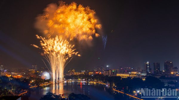 [Ảnh] Pháo hoa rực rỡ bầu trời Hà Nội trong đêm kỷ niệm Ngày Giải phóng Thủ đô