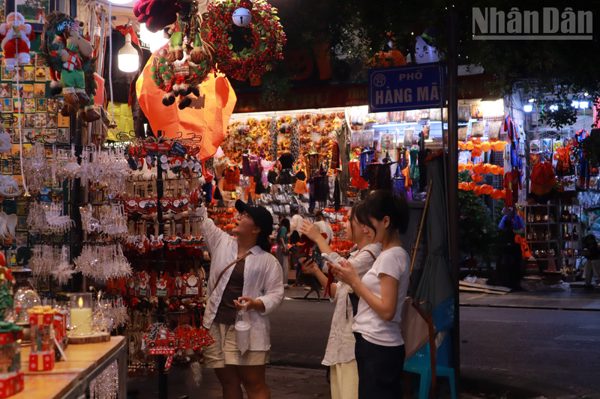 [Ảnh] Phố Hàng Mã rực rỡ sắc màu, thu hút nhiều bạn trẻ