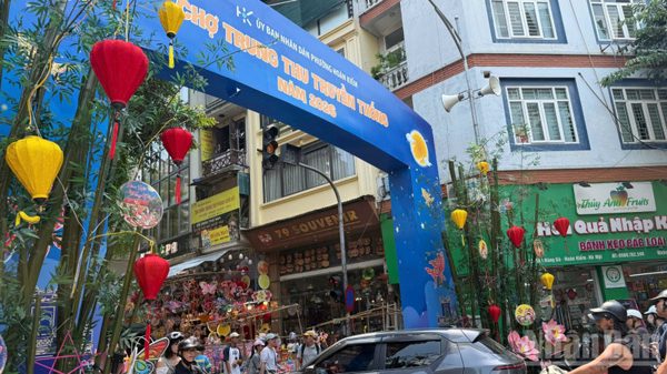 [Ảnh] Phố Hàng Mã rực rỡ sắc màu truyền thống trước thềm Trung thu