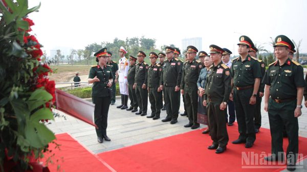 [Ảnh] Phó Thủ tướng Chính phủ, Bộ trưởng Quốc phòng Lào tham quan Bảo tàng Lịch sử Quân sự Việt Nam