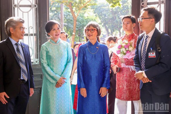 [Ảnh] Phu nhân Tổng Bí thư, Chủ tịch nước Tô Lâm và Phu nhân Tổng thống Thụy Sĩ thăm Trường đại học Dược Hà Nội