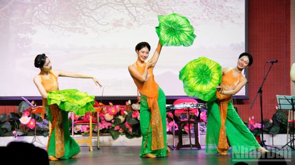 [Ảnh] Sắc màu văn hóa Việt hội tụ giữa Paris