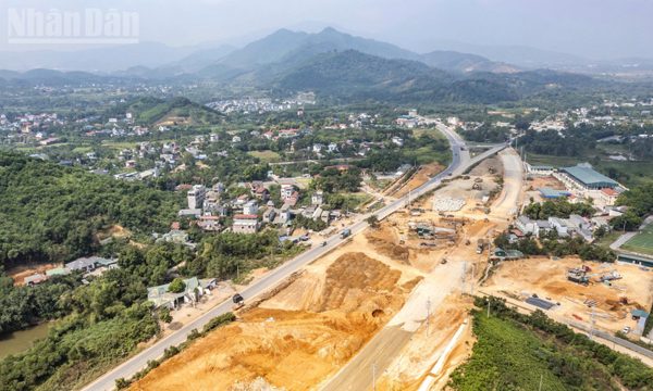[Ảnh] Tập trung đẩy nhanh tiến độ dự án con đường nối Đại lộ Thăng Long với Hòa Bình