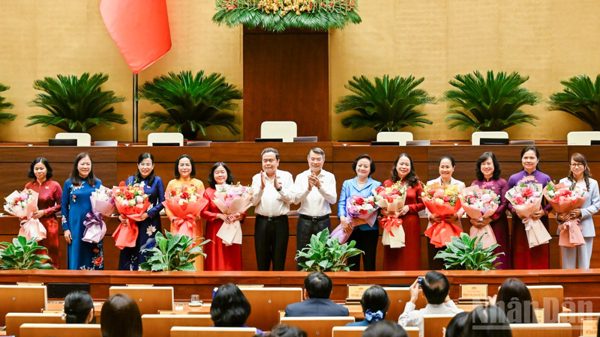 [Ảnh] Thủ tướng Chính phủ và Chủ tịch Quốc hội gặp mặt các nữ đại biểu Quốc hội khóa XVI