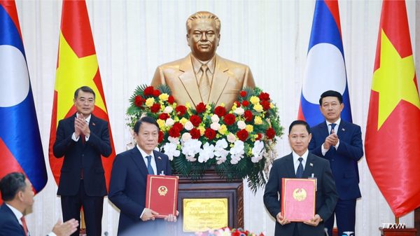 [Ảnh] Thủ tướng Lê Minh Hưng và Thủ tướng Lào Saleumxay Kommasith chứng kiến lễ trao văn kiện hợp tác