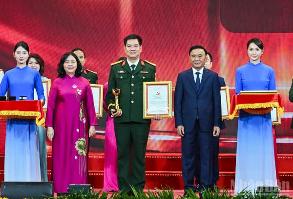 [Ảnh] Thường trực Ban Bí thư Trần Cẩm Tú dự Lễ trao giải cuộc thi chính luận về bảo vệ nền tảng tư tưởng của Đảng, lần thứ sáu, năm 2026