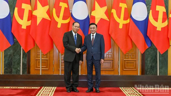 [Ảnh] Thường trực Ban Bí thư Trần Cẩm Tú hội đàm với Thường trực Ban Bí thư Trung ương Đảng Nhân dân Cách mạng Lào Vilay Vikhamphong