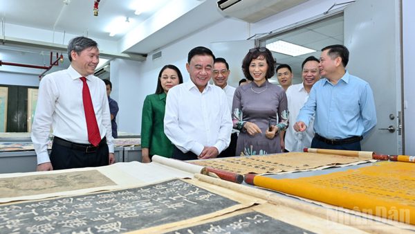 [Ảnh] Thường trực Ban Bí thư Trần Cẩm Tú làm việc với Đảng ủy Viện Hàn lâm Khoa học xã hội Việt Nam