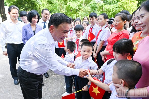 [Ảnh] Thường trực Ban Bí thư Trần Cẩm Tú tặng quà Tết Trung thu tại Làng trẻ em SOS Hà Nội