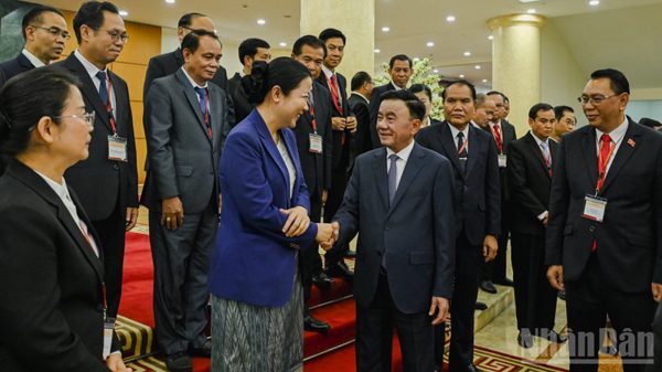 [Ảnh] Thường trực Ban Bí thư Trần Cẩm Tú tiếp đoàn cán bộ cấp cao Đảng Nhân dân Cách mạng Lào