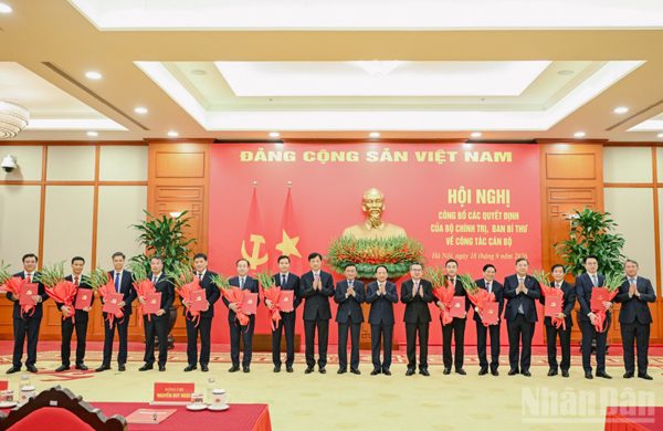 [Ảnh] Thường trực Ban Bí thư Trần Cẩm Tú trao các Quyết định của Bộ Chính trị, Ban Bí thư về công tác cán bộ