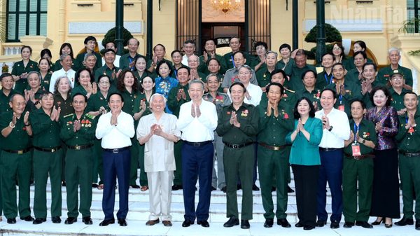 [Ảnh] Tổng Bí thư, Chủ tịch nước Tô Lâm gặp mặt các đại biểu dự Đại hội đại biểu toàn quốc Hội Cựu thanh niên xung phong Việt Nam