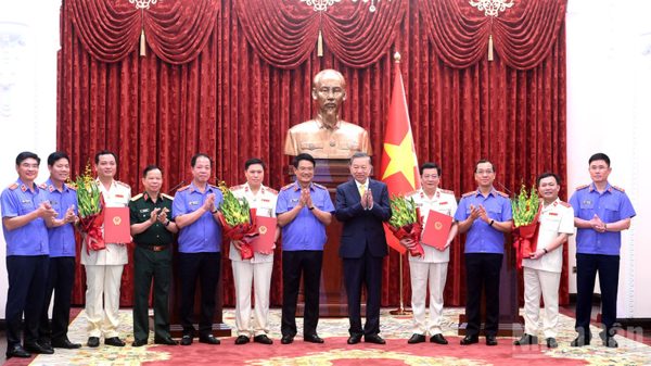 [Ảnh] Tổng Bí thư, Chủ tịch nước Tô Lâm trao quyết định bổ nhiệm chức danh Kiểm sát viên Viện Kiểm sát nhân dân tối cao