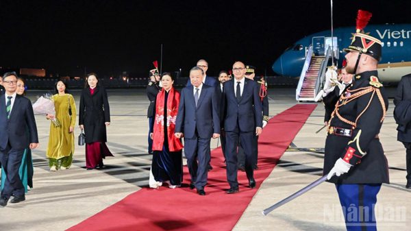 [Ảnh] Tổng Bí thư, Chủ tịch nước Tô Lâm và Phu nhân đến Paris, bắt đầu thăm chính thức Cộng hòa Pháp