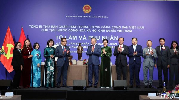[Ảnh] Tổng Bí thư, Chủ tịch nước Tô Lâm và Phu nhân gặp gỡ cộng đồng người Việt Nam tại Nga