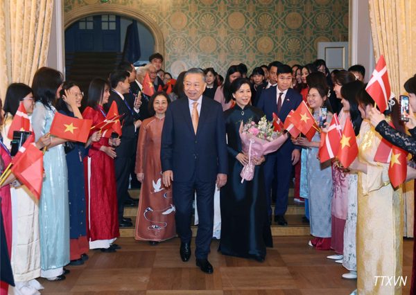 [Ảnh] Tổng Bí thư, Chủ tịch nước và Phu nhân gặp cộng đồng người Việt Nam tại Đan Mạch, Iceland và Nam Thụy Điển