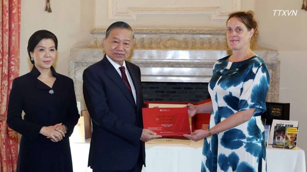 [Ảnh] Tổng Bí thư, Chủ tịch nước và Phu nhân thăm, tặng sách cho Thư viện Hoàng gia Bỉ