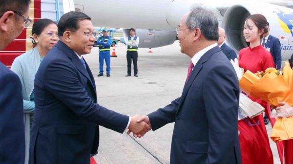 [Ảnh] Tổng thống Myanmar và Phu nhân đến Hà Nội, bắt đầu thăm chính thức Việt Nam