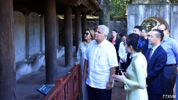 [Ảnh] Tổng thống Panama và Phu nhân thăm Văn Miếu-Quốc Tử Giám