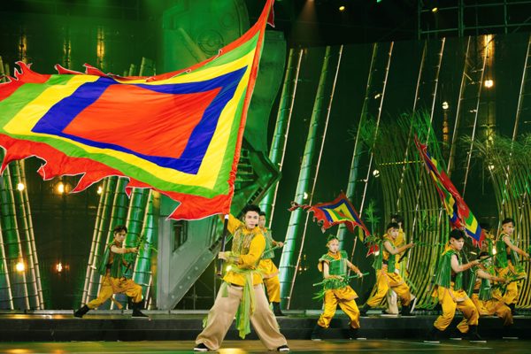 'Anh trai vượt ngàn chông gai': Bản sắc văn hóa dân gian bừng sáng rực rỡ