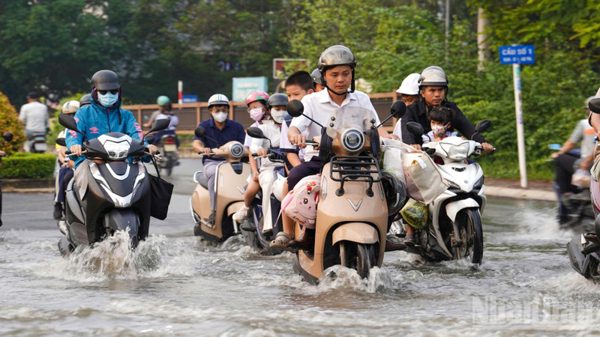 [Ảnh] Triều cường đạt đỉnh, nhiều khu vực Thành phố Hồ Chí Minh ngập sâu