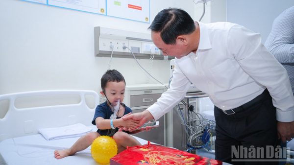 [Ảnh] Trưởng ban Tuyên giáo Trung ương Trịnh Văn Quyết thăm các bệnh nhi, nhân dịp Tết Trung thu
