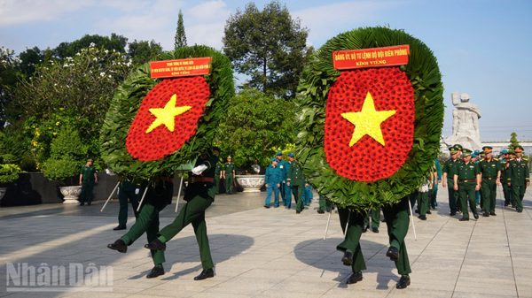 [Ảnh] Tư lệnh Bộ đội Biên phòng dâng hương tưởng niệm các Anh hùng liệt sĩ tại Thành phố Hồ Chí Minh