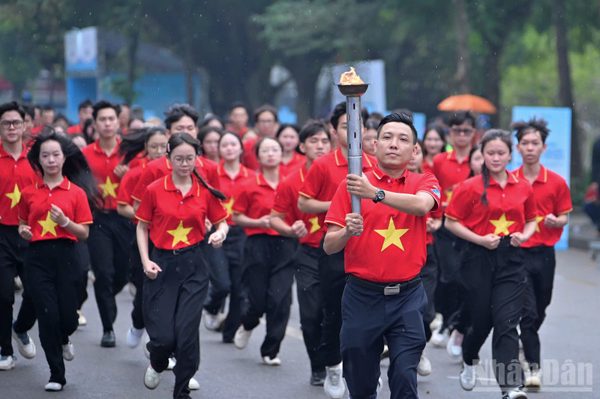[Ảnh] Tuổi trẻ Thủ đô đón ngọn lửa Hành trình "Tôi yêu Tổ quốc tôi" từ cực Nam Tổ quốc