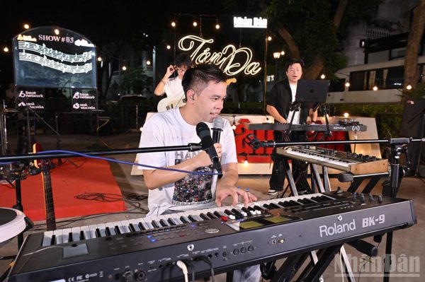 [Ảnh] Vinh Khuất cùng Nghịch và Sloth "cháy" hết mình tại "Tán Đa" show