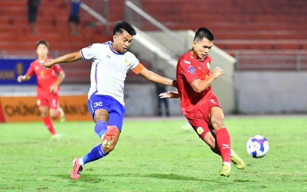 Anh Vũ bay người đánh đầu, Huế khiến Quy Nhơn United lỡ chiến thắng đầu tiên