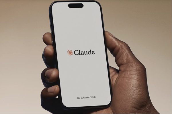 Anthropic cấm người dùng ngược đãi Claude, quy định gây tranh cãi