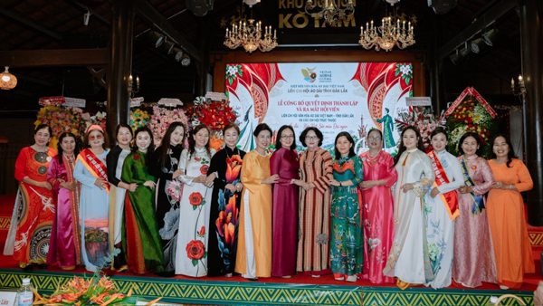 Áo dài hòa sắc cùng văn hóa đại ngàn Tây Nguyên