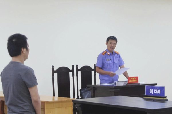 Ảo giác do ma túy, bố nhốt con gái rồi châm lửa đốt nhà