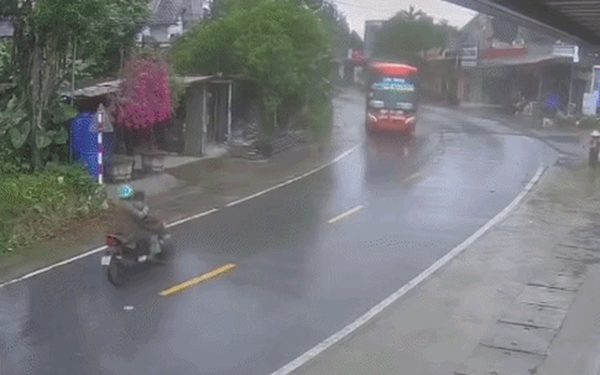 Áo mưa cũng có thể khiến người đi xe máy ngã ra đường