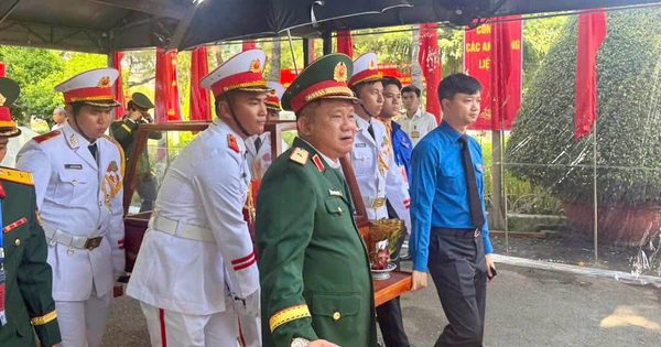 Áo xanh, nhành hoa trắng và lòng biết ơn