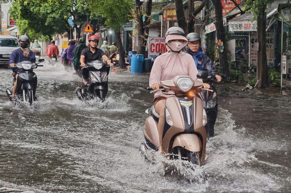 Áp cao lấn Tây gây mưa dông chiều tối ở TPHCM và Nam Bộ
