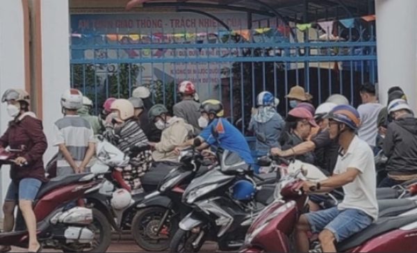 Áp lực 30 phút chạy đua giữa giờ tan làm và đón con